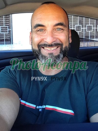Leandro, homem que faz massagens eróticas em Porto Alegre