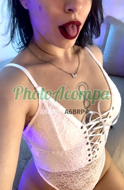Petit Sophie, mulher que faz videochamadas e sexting