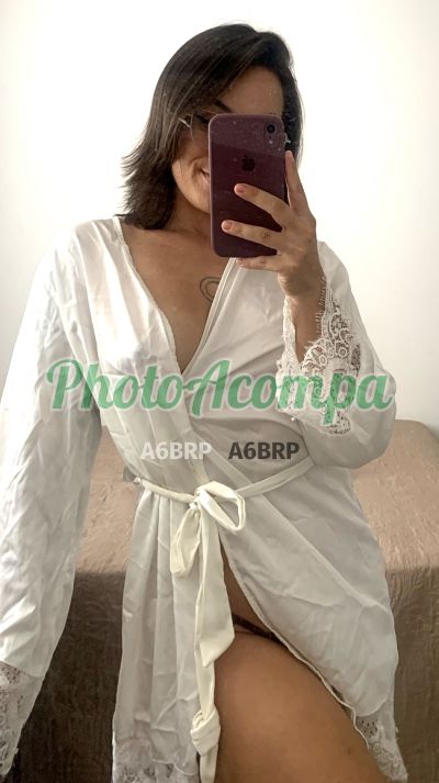 Petit Sophie, mulher que faz videochamadas e sexting