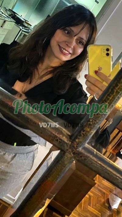 Adriane, mulher que faz videochamadas e sexting