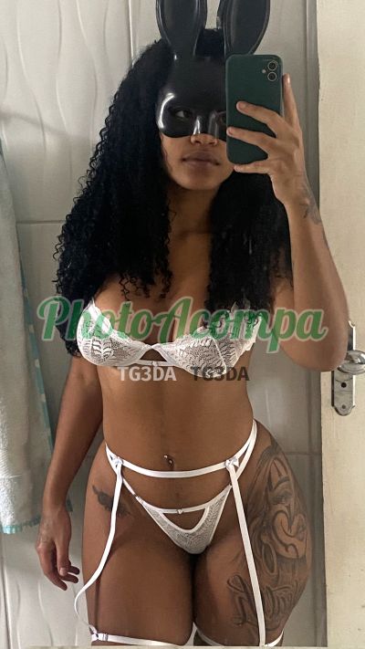 Luara Prado, mulher que faz videochamadas e sexting