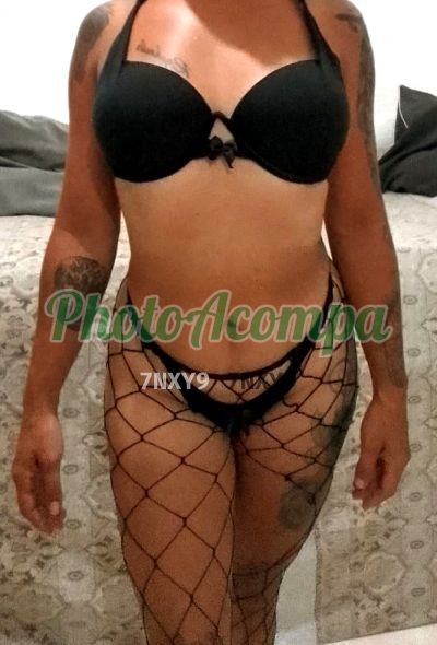 Larissa Gomes, mulher que faz videochamadas e sexting