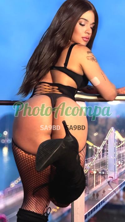 Alice, travesti em Copacabana (RJ)