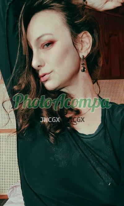 Julie Squalor, mulher que faz videochamadas e sexting