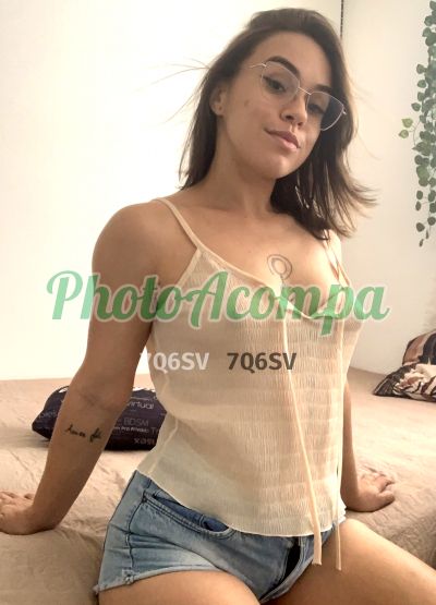 Petit Sophie, mulher que faz videochamadas e sexting