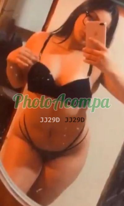 Julynha Bitencourt, mulher que faz videochamadas e sexting
