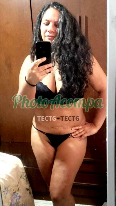 Nina Ly, mulher que faz videochamadas e sexting
