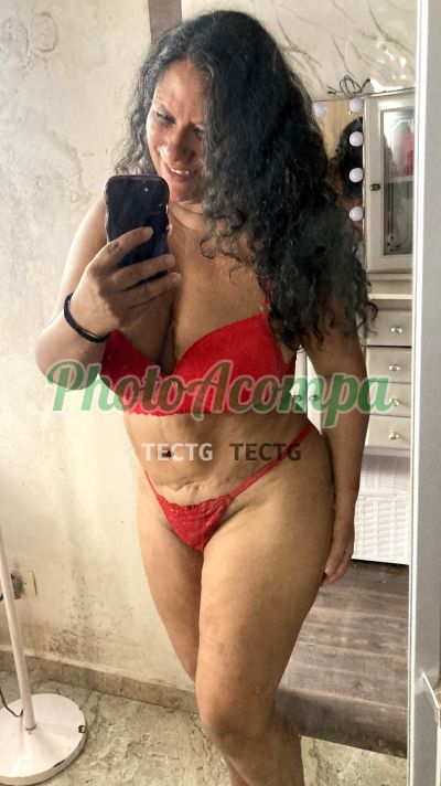 Nina Ly, mulher que faz videochamadas e sexting