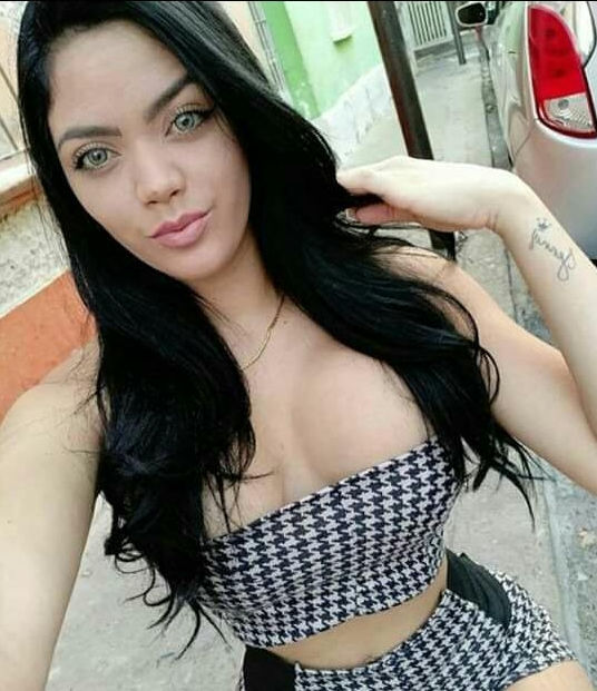 Garota com vontade de conhecer pessoas novas e provar coisas diferentes no sexo.